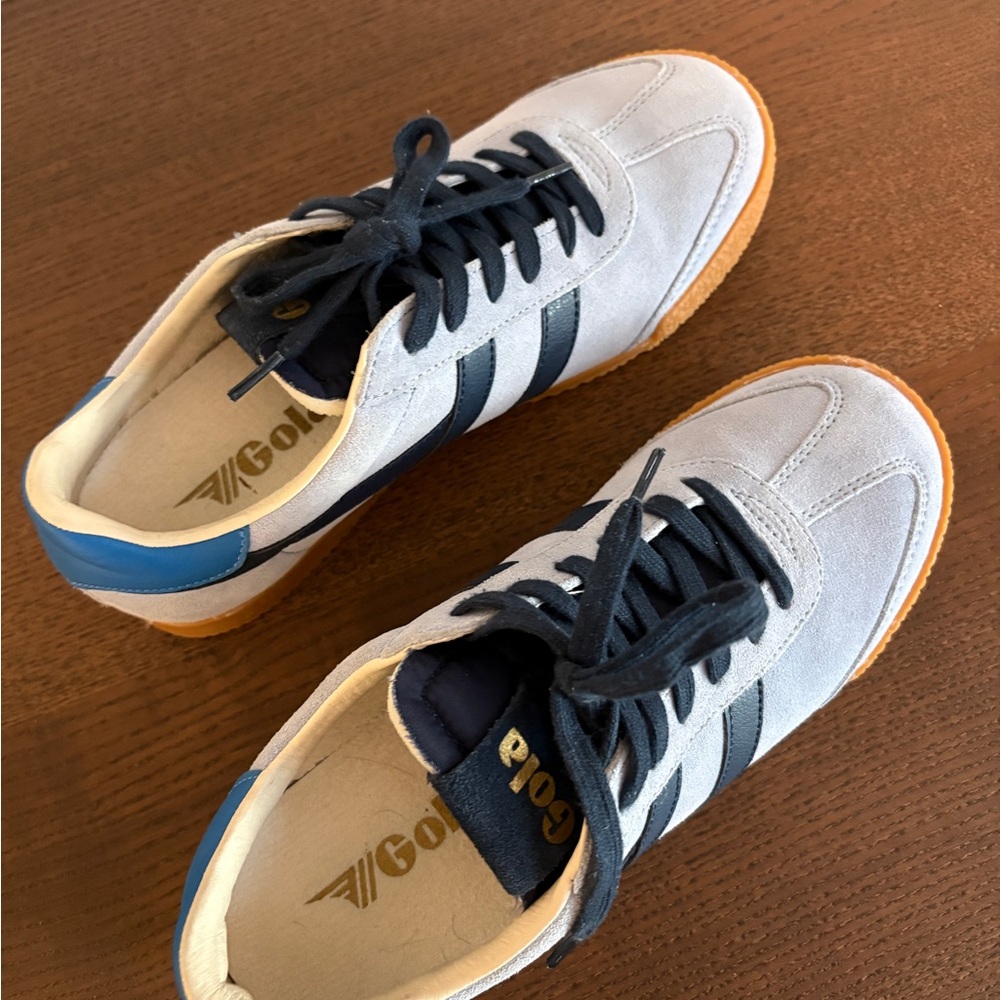 Gola women’s light blue Suede Classic Trainer with Navy Stripes